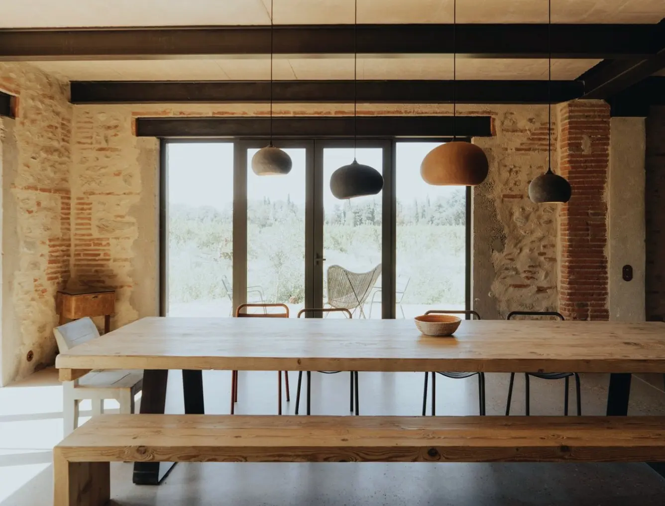 La grande table en bois, ouverte sur les vergers
