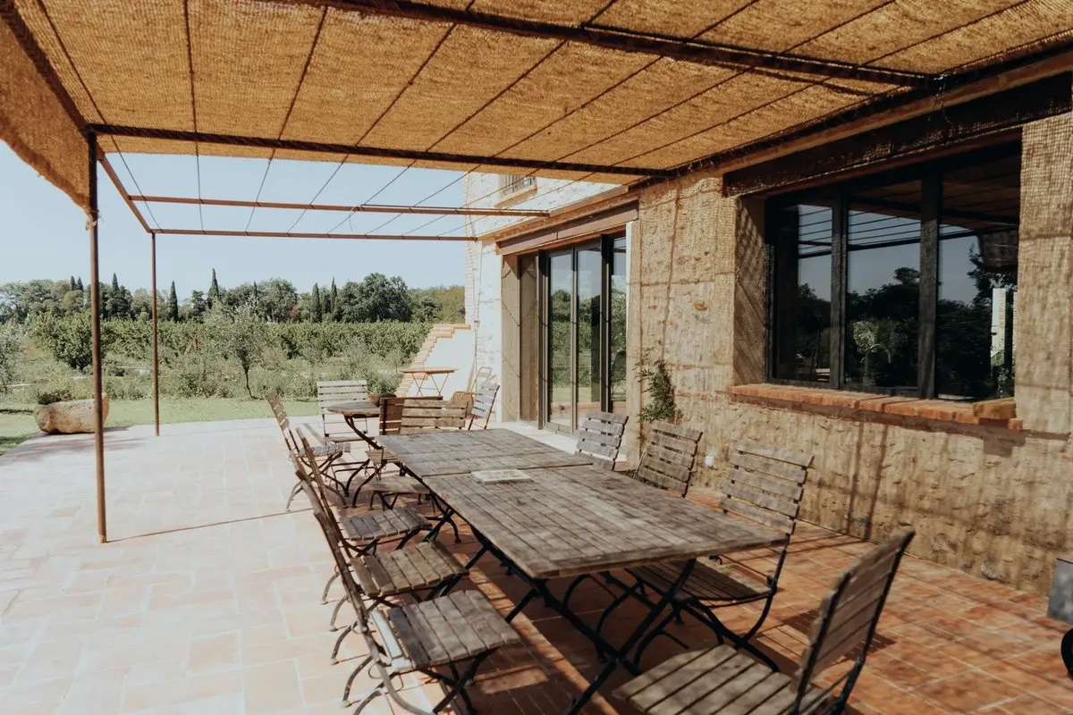 La terrasse ombragée face aux vergers