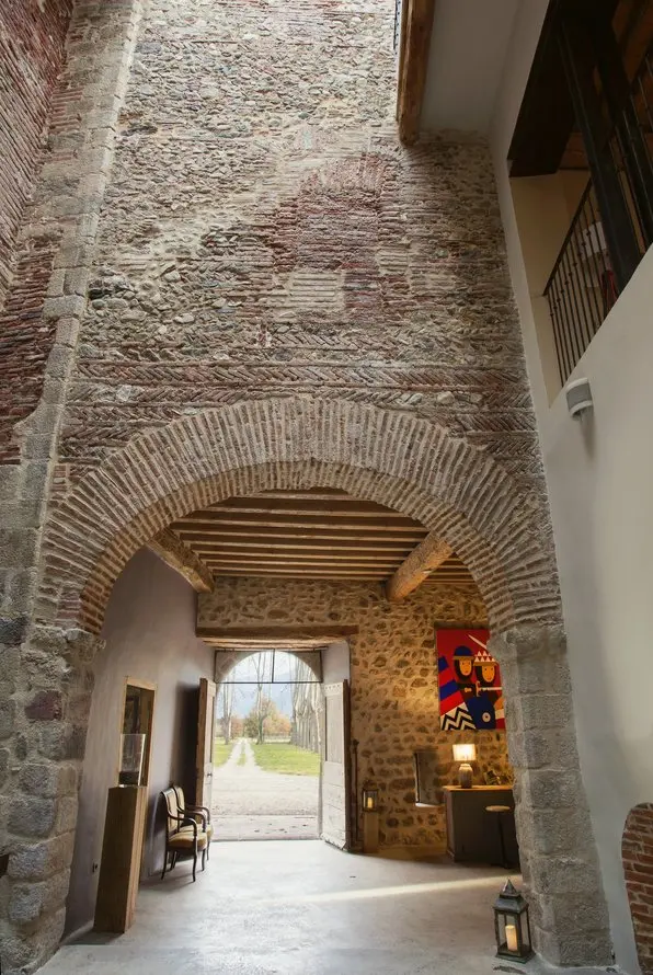 Le porche voûté du château