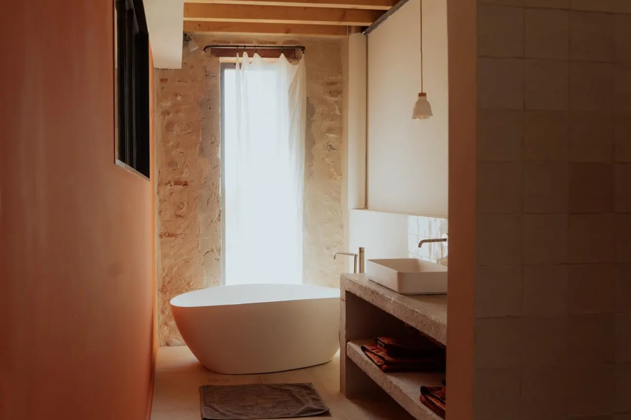 Salle de bain avec baignoire sous la fenêtre