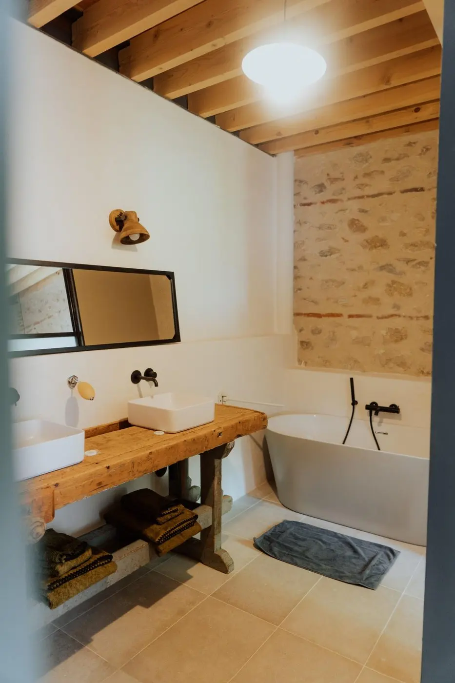 Salle de bain, établi en bois et baignoire