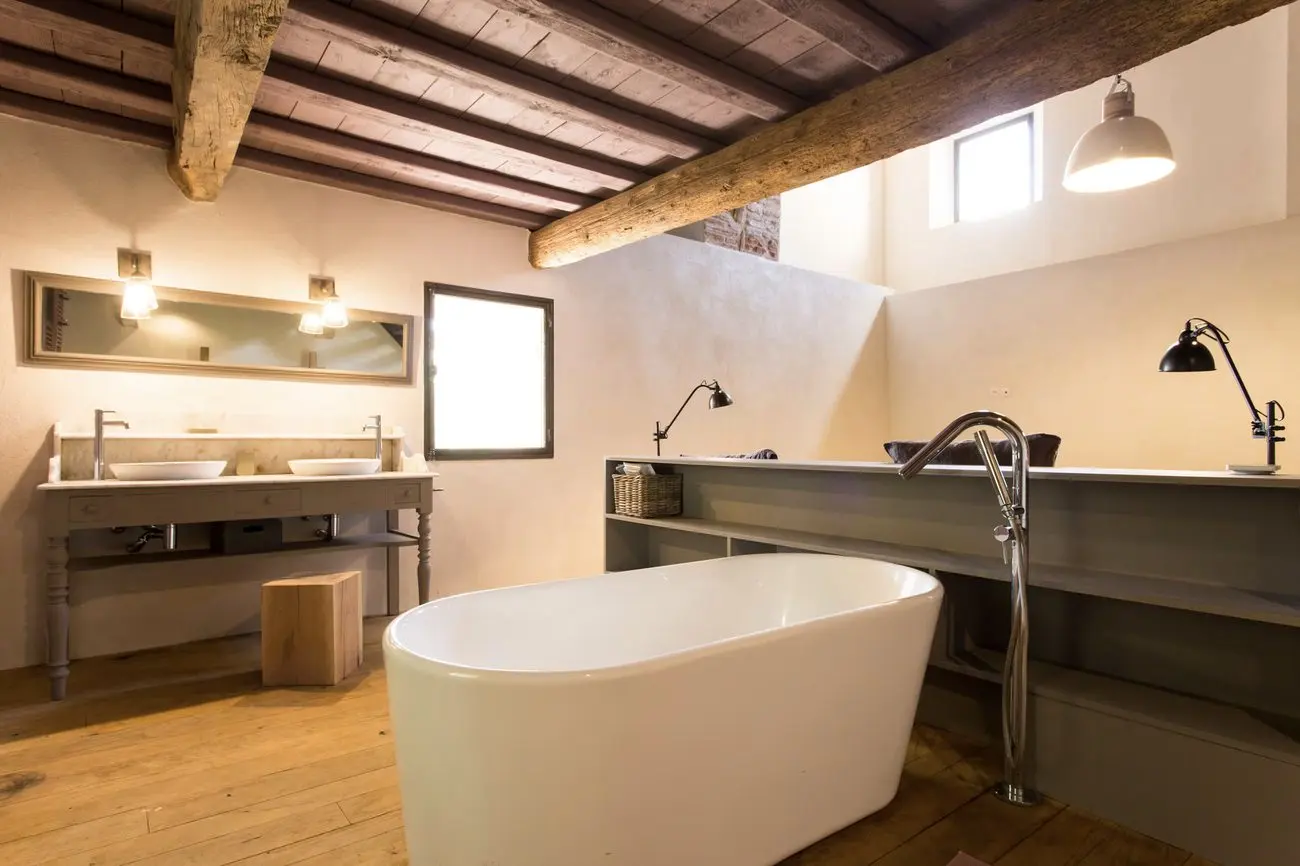Salle de bain ouverte avec baignoire îlot