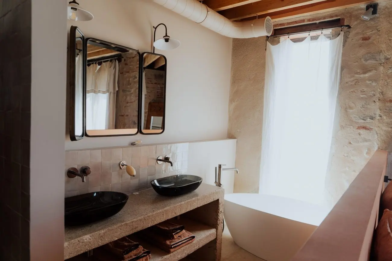 Salle de bain, vasques noires et baignoire
