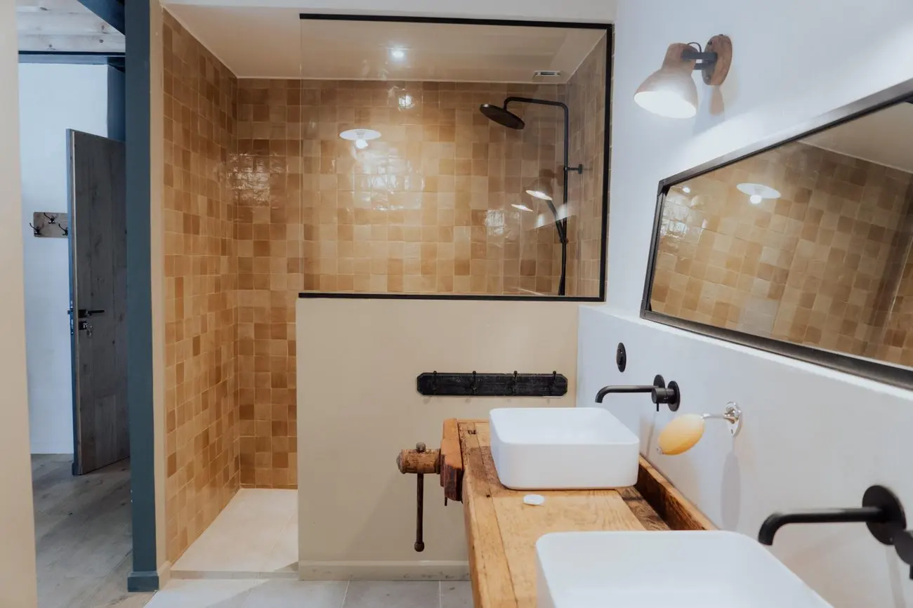 Salle de douche aux zelliges