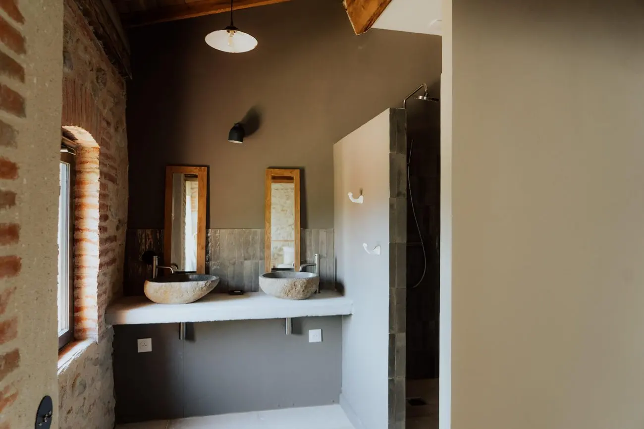 Salle de douche, vasques en pierre