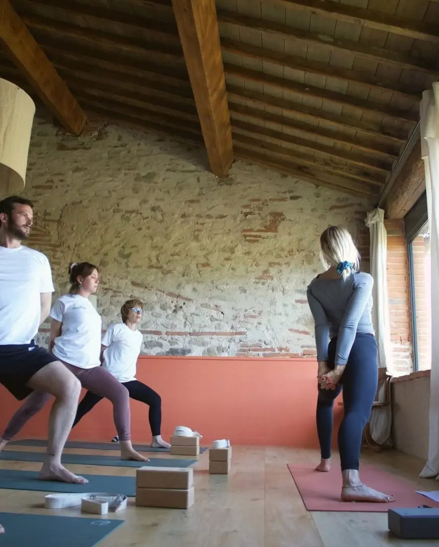 Séance de yoga sous la charpente