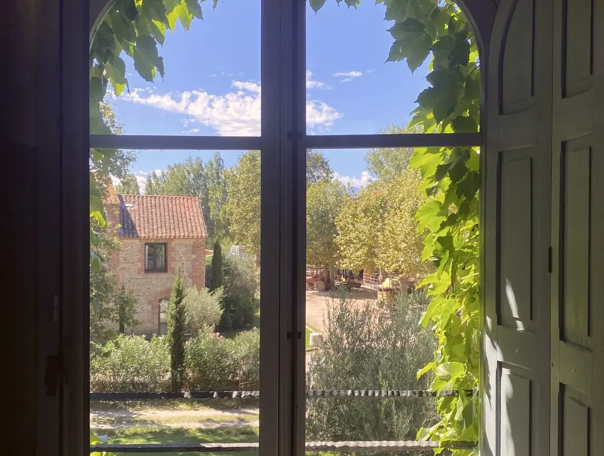 Vue sur le domaine depuis une fenêtre